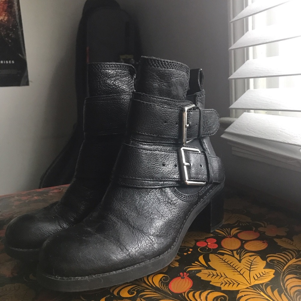 SHOP CLOSED  CLARKS HEELED BLACK LEATHER BOOTS